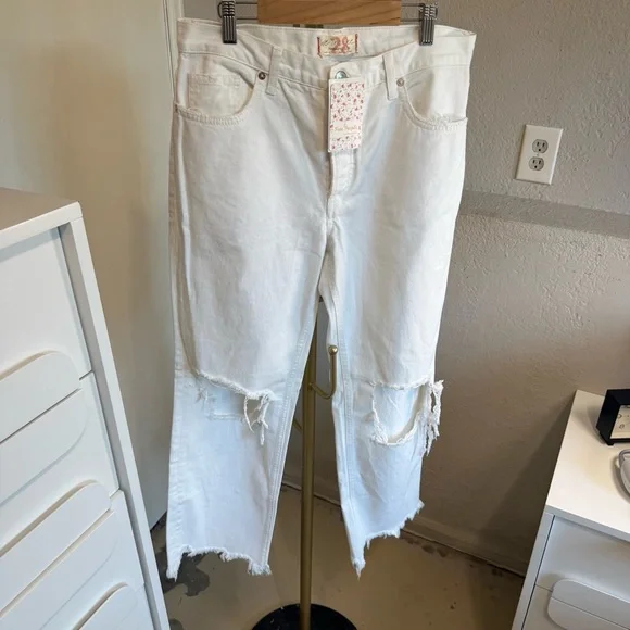 NWT We The Free White Distressed Cropped Flare Jeans Size 28 - Picture 12 of 15